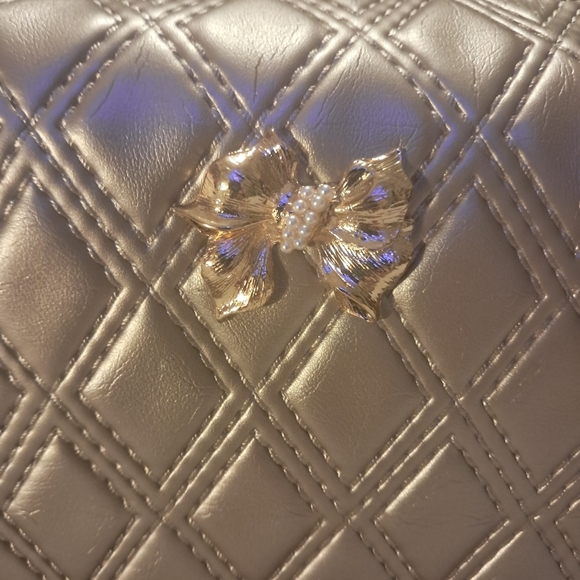 NWT Vince Camuto Champagne Quilted Cosmetic Case With Pearl Zipper Pull - Picture 3 of 8